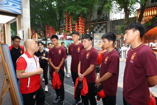 叶辰问：你知不知道当年我父母的死，到底是怎么回事？陈泽楷尴尬的说：少爷，您父母去世的时候，我还没在叶家效力，当时我在读书，毕业之后才应聘到了叶家旗下的一家公司，然后才逐渐被提拔为金陵代言人的，您父母的事情，当时在叶家是绝对禁止讨论的话题，当时比我资历老的都对此三缄其口，所以我也没有追问过其中细节。